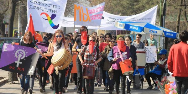 Мнение депутатов о демонстрации символики ЛГБТ во время марша за права женщин