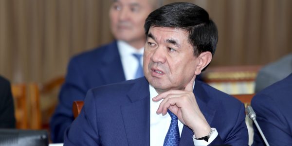 (Кыргызча) Парламентте депутаттар Абылгазиевдин отчетун угуп жатышат