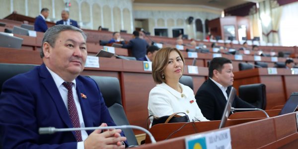 (Кыргызча) Парламентте 60 күнгө чейин визасыз катташуу келишимин узартуу сунушталды