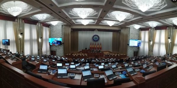 На пленарном заседании парламента присутствуют около 20 депутатов