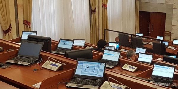 (Русский) На заседании парламента присутствуют всего 12 депутатов