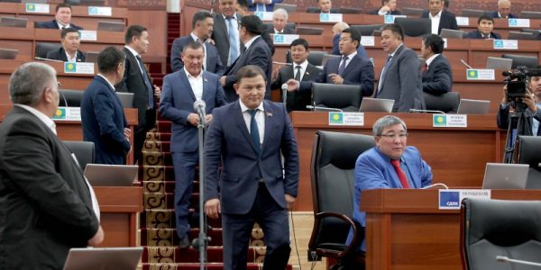 Парламент отменил свои заседания до 11 ноября