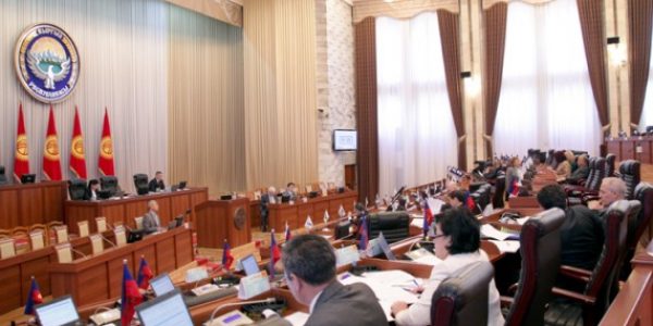 Депутаты парламента от фракции «Кыргызстан» отказались от двухмесячной зарплаты