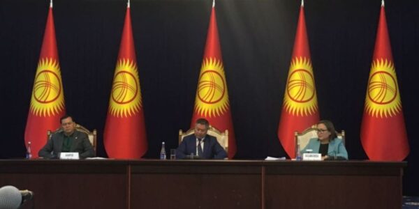 (Кыргызча) Парламент вице-премьерликке Сурабалдиеваны жактырып, министрликке Исмаилованы колдогон жок
