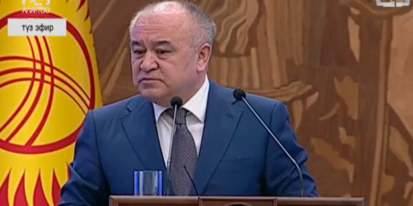 Текебаев напомнил Садыру Жапарову, что он не сможет баллотироваться в президенты