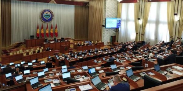 (Русский) Садыр Жапаров: В проекте Конституции предложено сократить число депутатов до 90