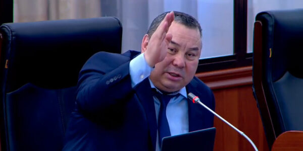 Балбак Түлөбаев президенттин өкүлүнө таарынып залдан чыгып кетти